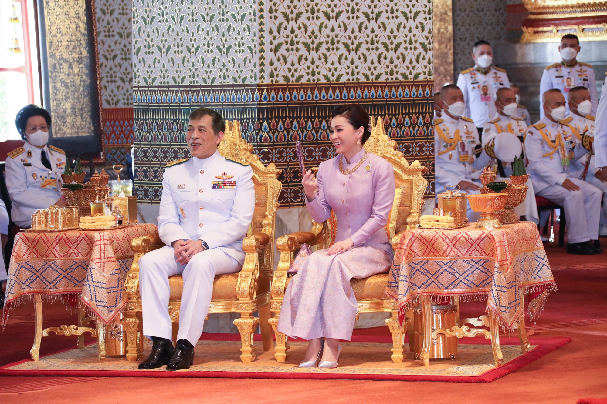 "ในหลวง-ราชินี"และพระบรมวงศานุวงศ์ เสด็จฯไปยังพระมหามณเฑียร ในพระราชพิธีสงกรานต์ 