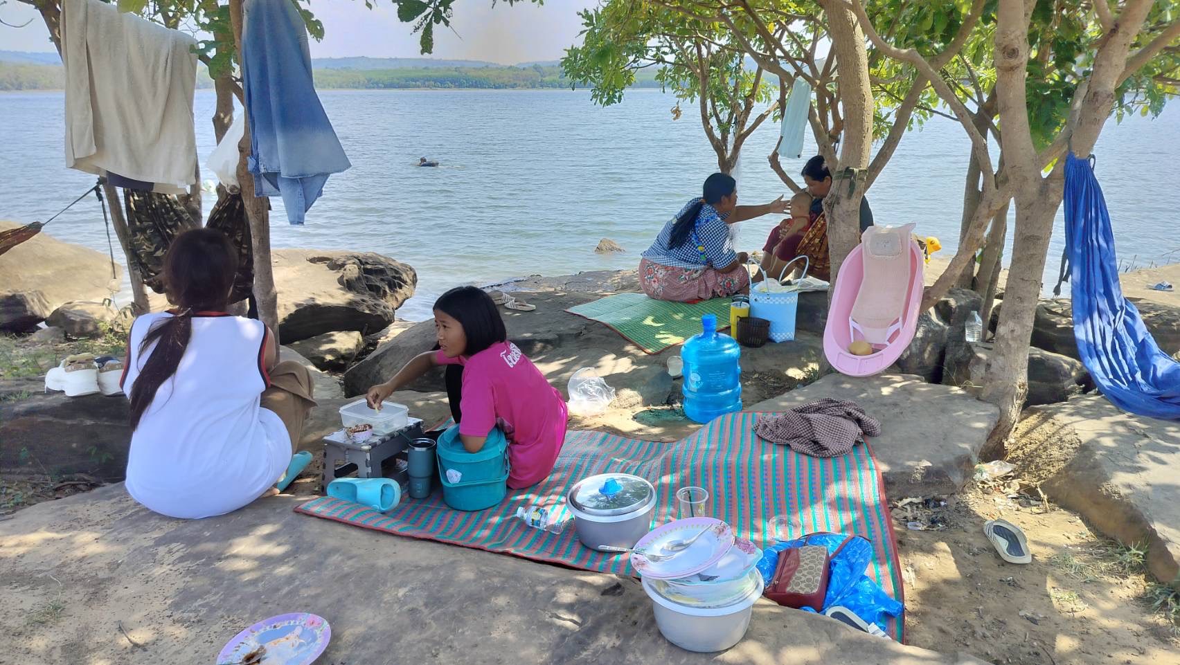 สุรินทร์ รับอากาศร้อนจัด ชาวบ้าน วัยรุ่น หนุ่มสาว พากันลงเล่นน้ำอ่างเก็บน้ำทำนบ ใกล้ชายแดนไทย-กัมพูชา  คลายร้อน