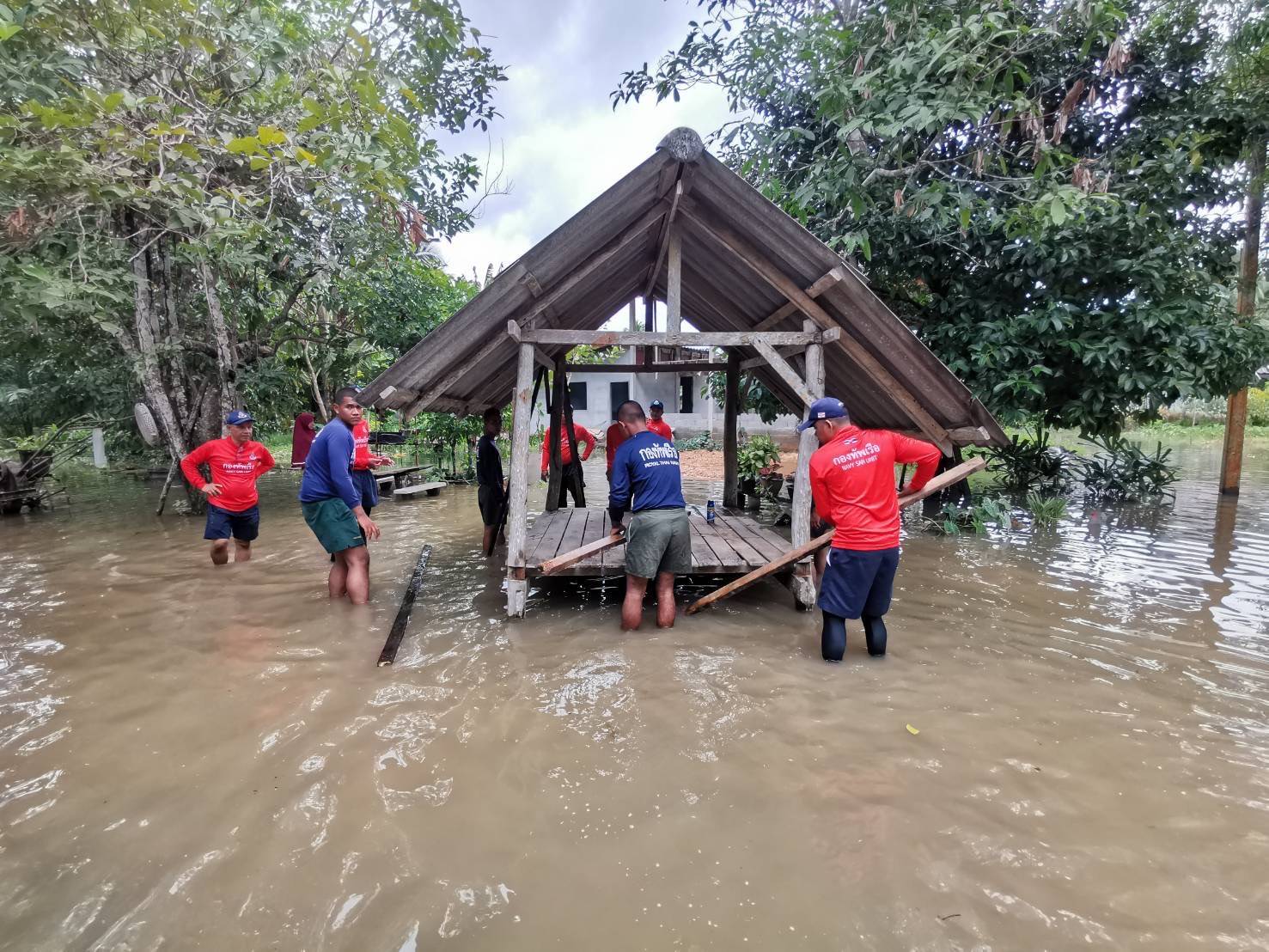 น้ำท่วมหนัก!  ครูปรับแผนการสอนแบบออนไลน์  หลังน้ำทะลักเข้าโรงเรียน  2 แห่ง 