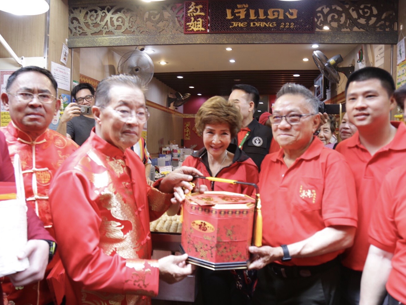 "หม่อมเต่า"พบปะ ร้านค้า-ชุมชน ย่านเยาวราช ห่วงใยแรงงานไทยต้องมีหลักประกัน