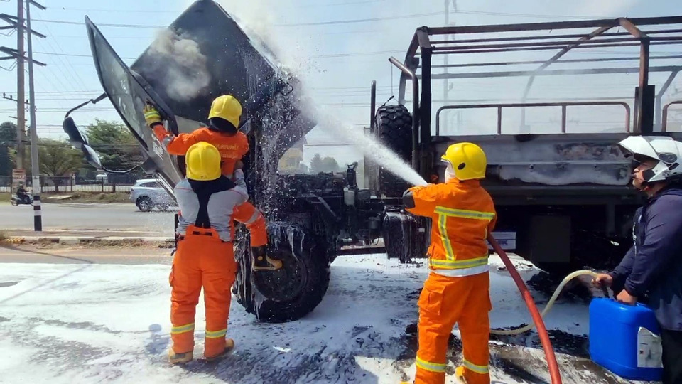 ระทึก! ไฟไหม้รถทหารกลางถนนเพชรเกษม เขาแก่นจันทร์ เมืองราชบุรี วอดทั้งคัน