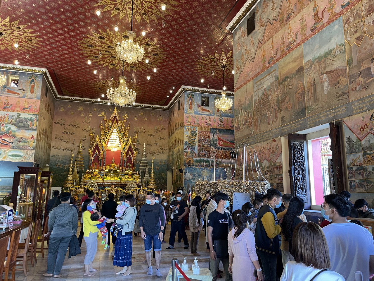 พุทธศาสนิกชนและนักท่องเที่ยว ทำบุญไหว้หลวงพ่อพระใสพระคู่บ้านคู่เมืองหนองคาย เพื่อความเป็นสิริมงคลปีใหม่
