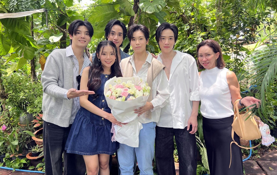 "ฮิม กุลชา" ฟอร์มแรง! คว้าแชมป์แข่งขันขี่ม้า "เมฆ-นัตเตอร์-ไทเกอร์-ปราย" มอบช่อดอกไม้แสดงความยินดี