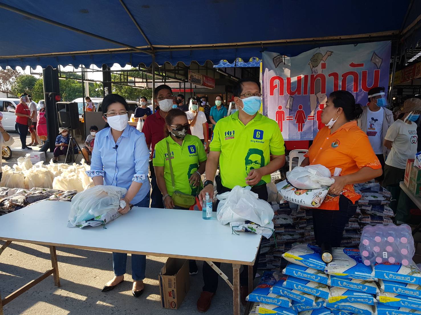 "คุณหญิงหน่อย"ลุยช่วย"จิรายุ"แจกข้าวสารชาวคลองสามวา  เน้นจัดระยะห่างรับบริจาคตามมาตรฐานสธ. 