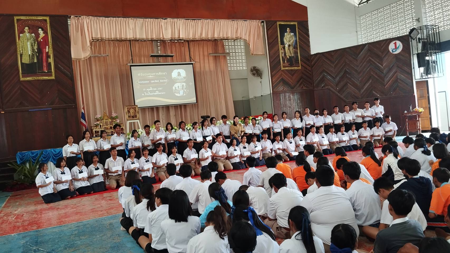 สว.จุฑารัตน์  นิลเปรมมอบทุนส่งเสริมการศึกษานักเรียนเพื่อต่อยอดโอกาสทางการศึกษาในมุกดาหาร