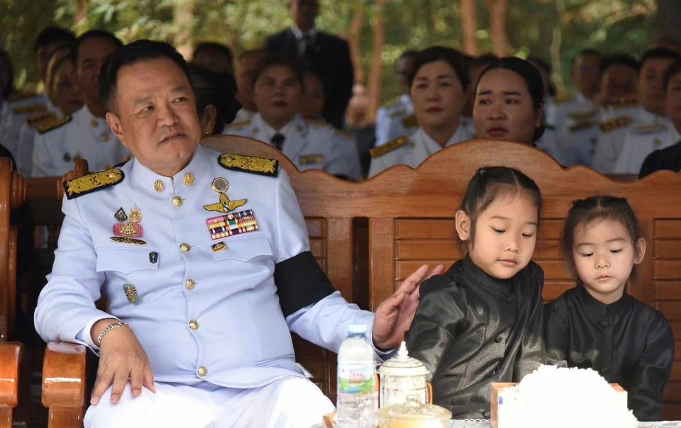 ลูกทหารต้องเข้มแข็ง! “อนุทิน” โพสต์ซึ้ง กอด 2 ลูกสาว “พล.ต.ศตวรรษ” วีรบุรุษไทย สัญญาดูแลให้มีสุขมีตังค์