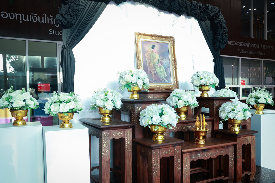 มหาวิทยาลัยกรุงเทพธนบุรี (มกธ.) จัดพิธีถวายความอาลัยเบื้องหน้าพระฉายาลักษณ์  'พระบรมราชชนนีพันปีหลวง' 