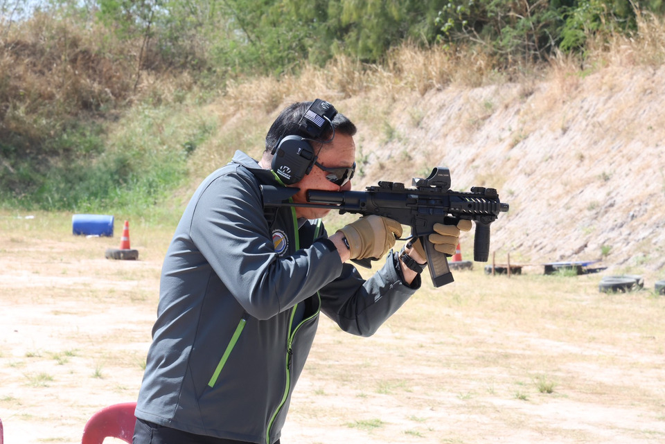 “บิ๊กป้ำ” ทดสอบเอง MI-9 SMG 9 มม. ร่วม DSI ชี้นุ่ม เบา ราคาประหยัด เตรียมส่งมอบ 36 กระบอก