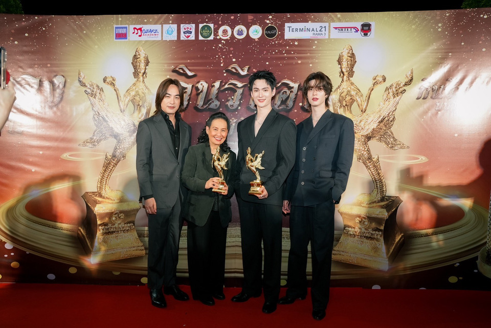 CHANGE2561 คว้า 2 รางวัล ในงานประกาศเกียรติคุณรางวัลคุณค่าแห่งบุคคล  “กินรีทอง ” มหาชน ครั้งที่ 11