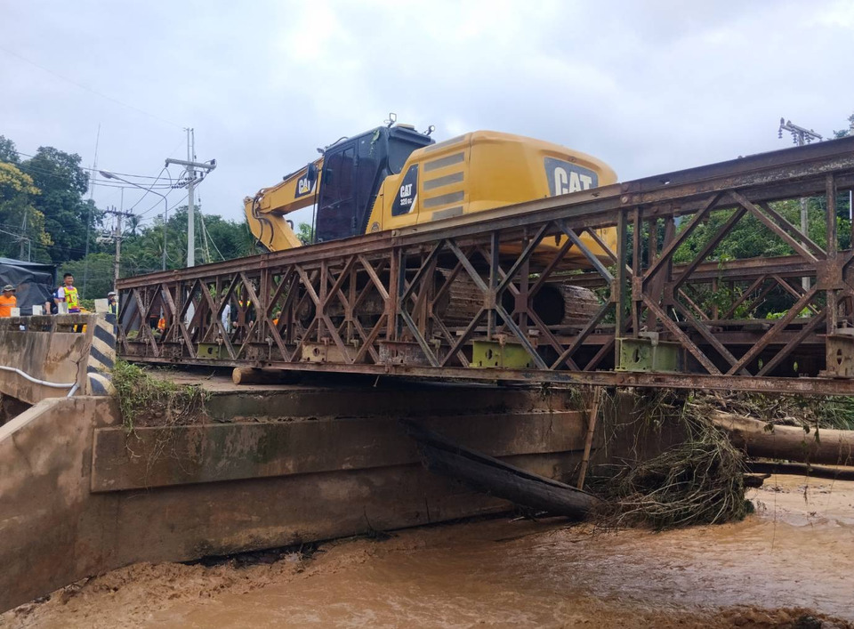 สะพานห้วยโป่งรถเล็กผ่านได้แล้ว เร่งซ่อมตอม่อ คาดเปิดทางรถบรรทุกช่วงบ่าย
