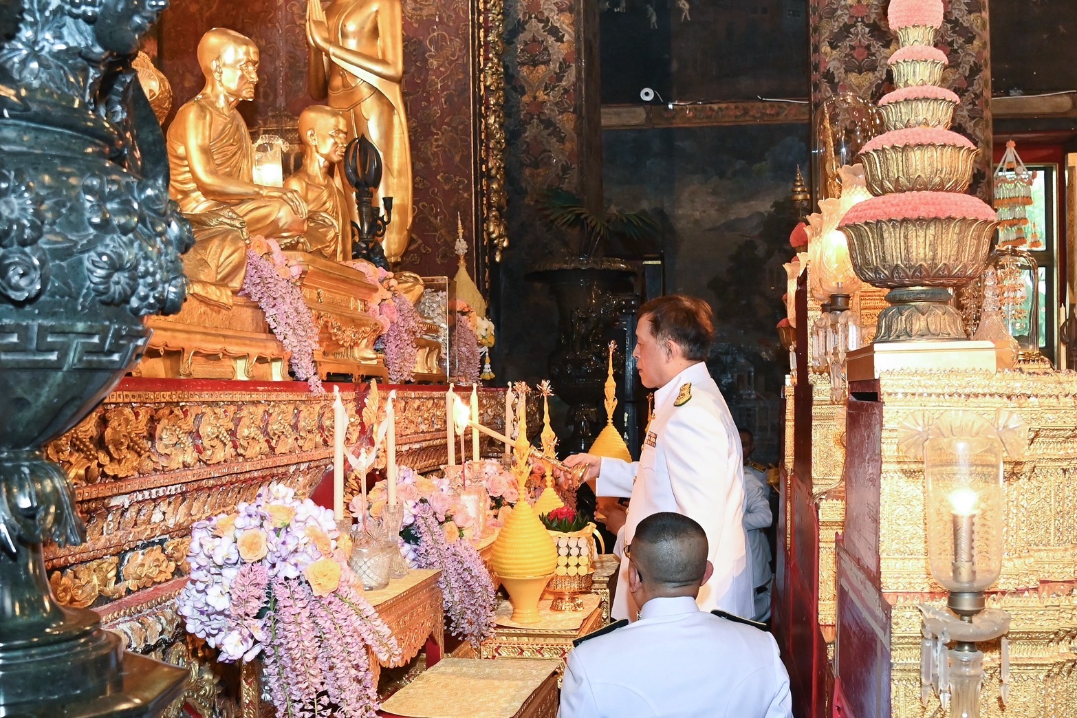 "ในหลวง-พระราชินี"เสด็จพระราชดำเนินไปในการพระราชพิธีทรงบำเพ็ญพระราชกุศล เนื่องในเทศกาลเข้าพรรษา