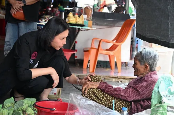 “ชนก จันทาทอง” ลงพื้นที่เยี่ยม “ยายช้วน” พับดอกบัวขาย พม.เร่งหนุนสิทธิ–สวัสดิการตรงความต้องการ