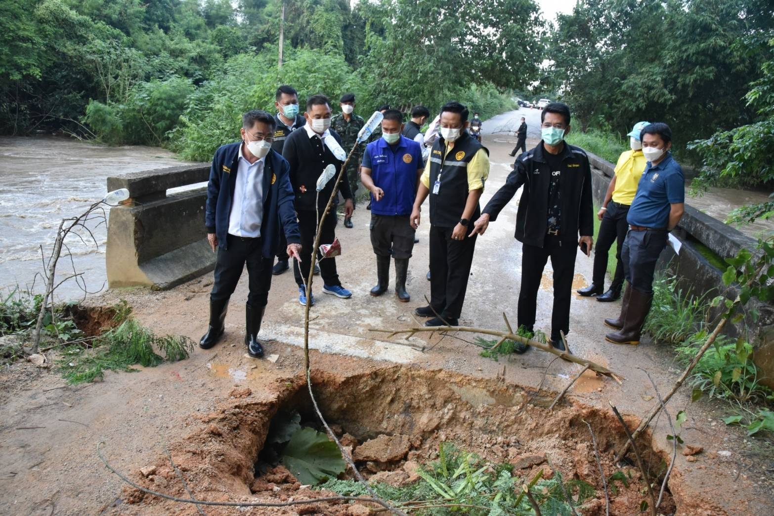 ราชบุรี ฝนตกหนักน้ำป่าไหลหลาก ถนนขาด    