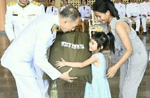 องคมนตรี เชิญถุงพระราชทาน เครื่องนอน เครื่องครัว ไปมอบแก่ผู้ประสบอัคคีภัย ชุมชนคลองขวาง เขตยานนาวา