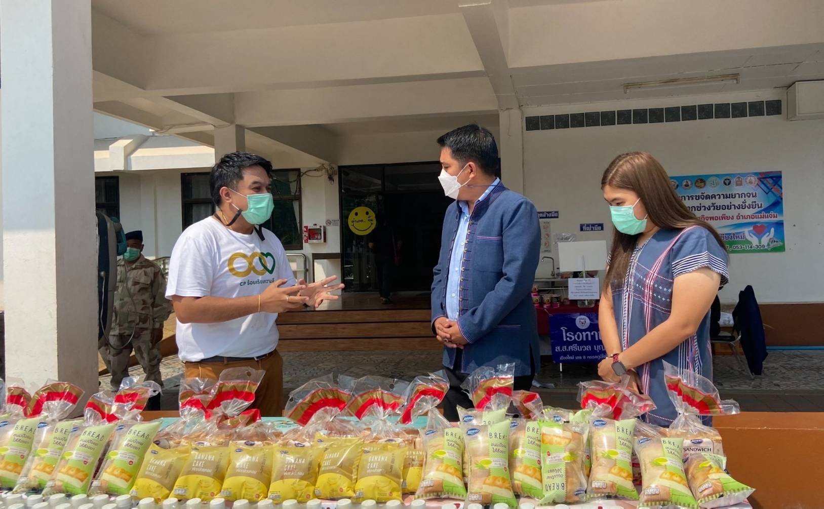 เครือเจริญโภคภัณฑ์ ห่วงใยเดินหน้ามอบน้ำดื่มและผลิตภัณฑ์ CP ช่วยเหลือผู้ป่วยโควิด-19 อ.เเม่เเจ่ม จ.เชียงใหม่