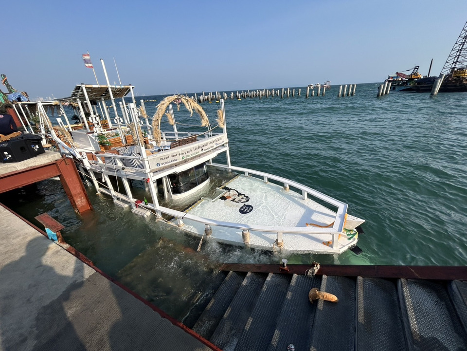 เรือเฟอร์รี่หรู “โอเชี่ยน ลาน่า” ชนสะพานเกาะล้าน ท้ายเรือพังจม ผู้โดยสารรอดปลอดภัย