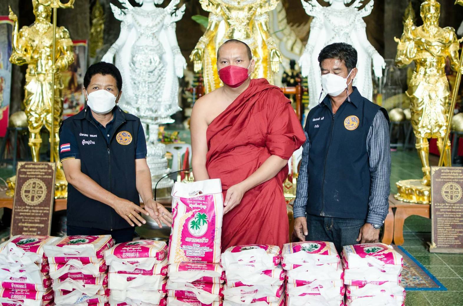 พระครูปิยรัตนานุกูล วัดมณีวงศ์ มอบข้าวสารช่วยเหลือชาวบ้านตำบลดอนยอ 1,400 ถุง
