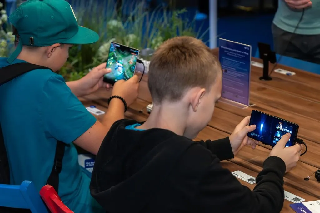 Visitors Experience Gaming on the Galaxy S26 Ultra and Galaxy Z Fold8 Ultra