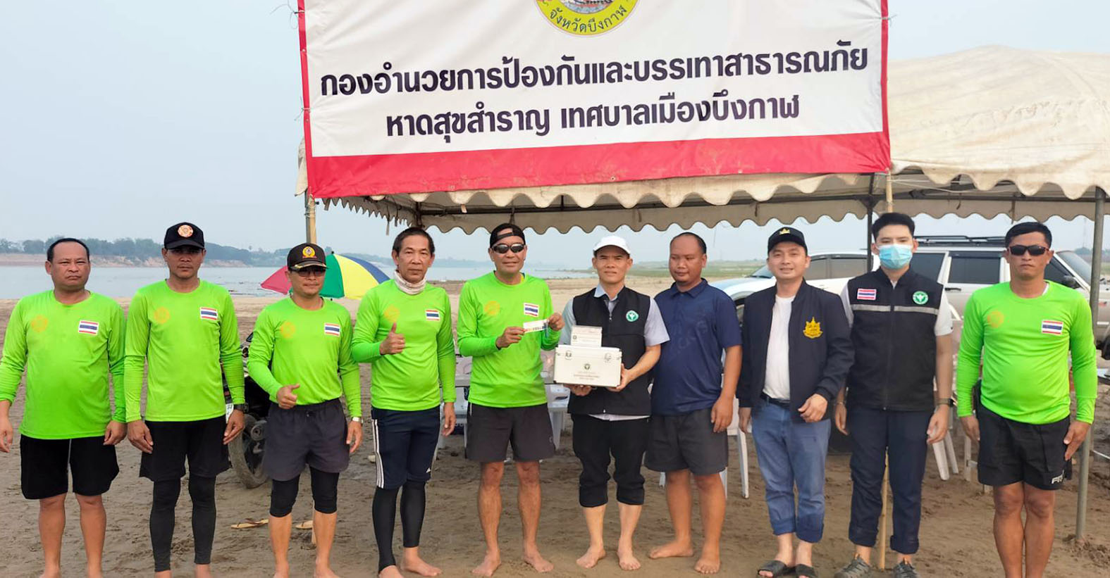 บึงกาฬ สสจ.ตรวจคุณภาพน้ำโขงหลังรถบรรทุกน้ำกรดคว่ำที่ สปป.ลาว