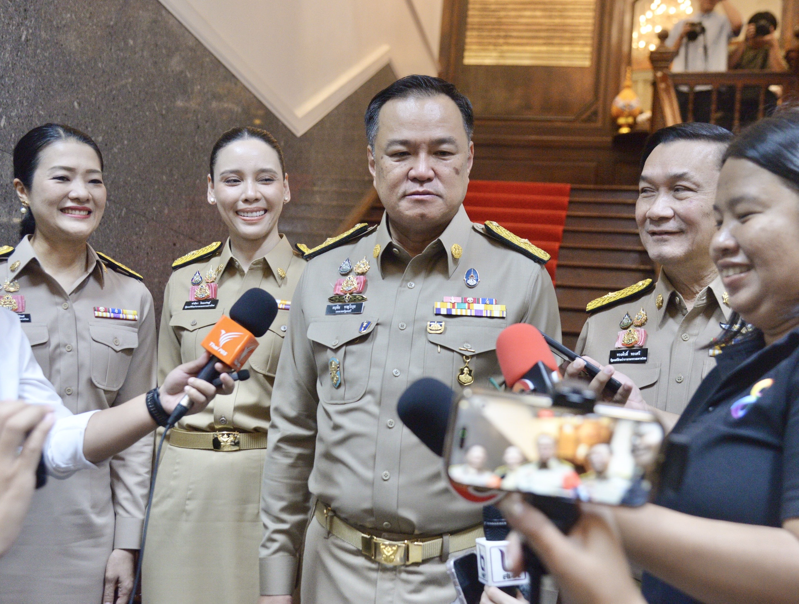 "อนุทิน" เมิน "ม็อบต้านระบอบทักษิณ" จ่อเคลื่อนไหว  ชี้มีสิทธิ์แสดงความเห็น แต่ขออยู่ในกรอบ เชื่อ "นายกฯ"  เป็นนักบริหารที่ดี  