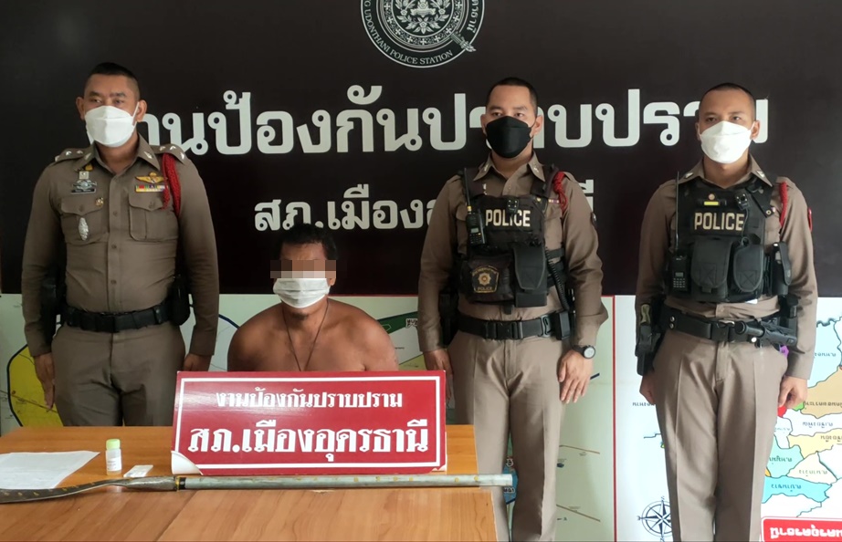 ระทึก! สยบหนุ่มคลั่ง "หลอนยา" ถือมีดไล่ฟันชาวบ้าน-เผาจยย.