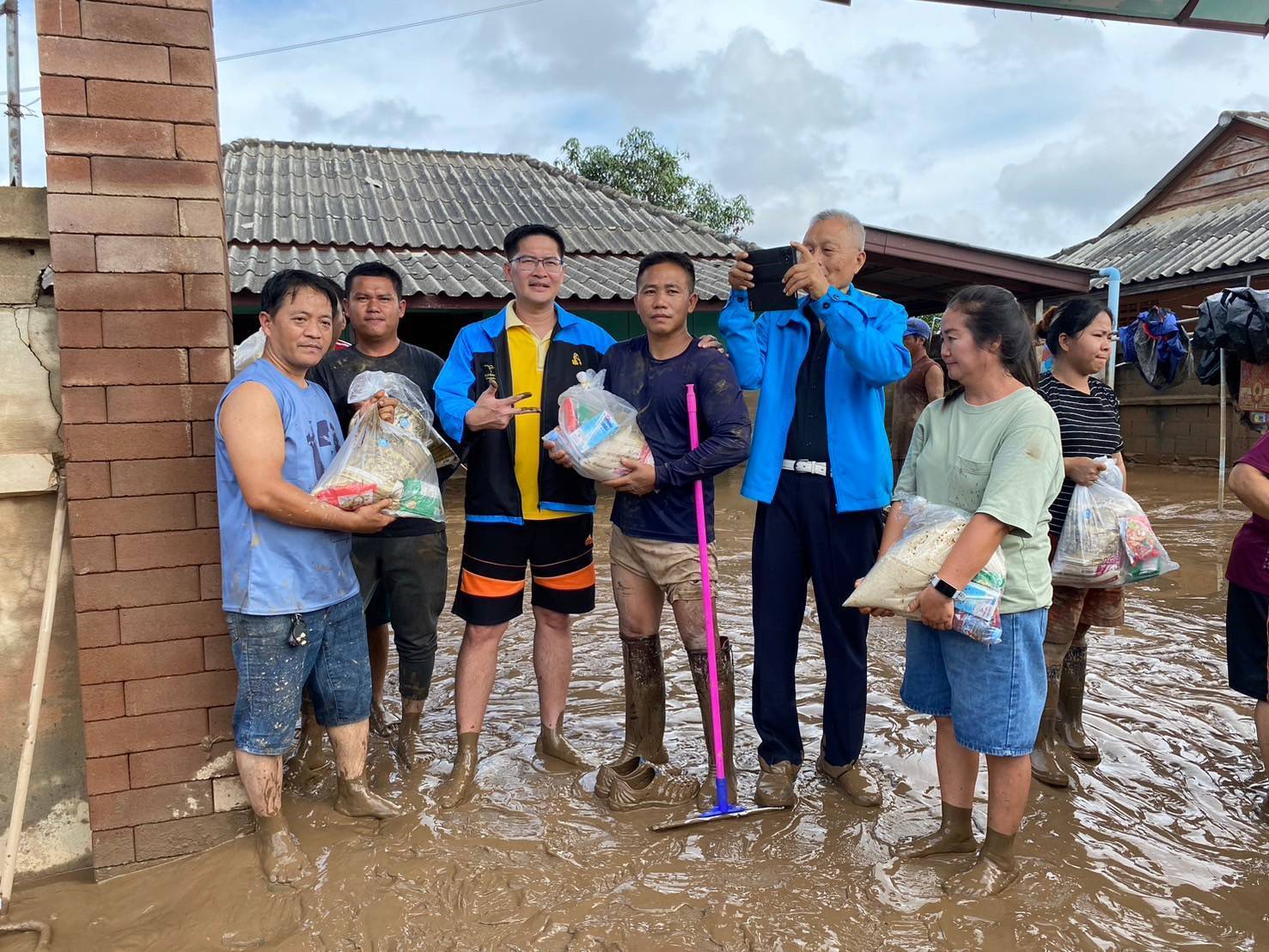 "มงคลกิตติ์" นำทัพ ปชป.ลุยช่วยน้ำท่วมเชียงราย ขอคนไทยช่วยส่งอุปกรณ์-น้ำยาทำความสะอาดช่วยฟื้นฟูหลังน้ำลด 
