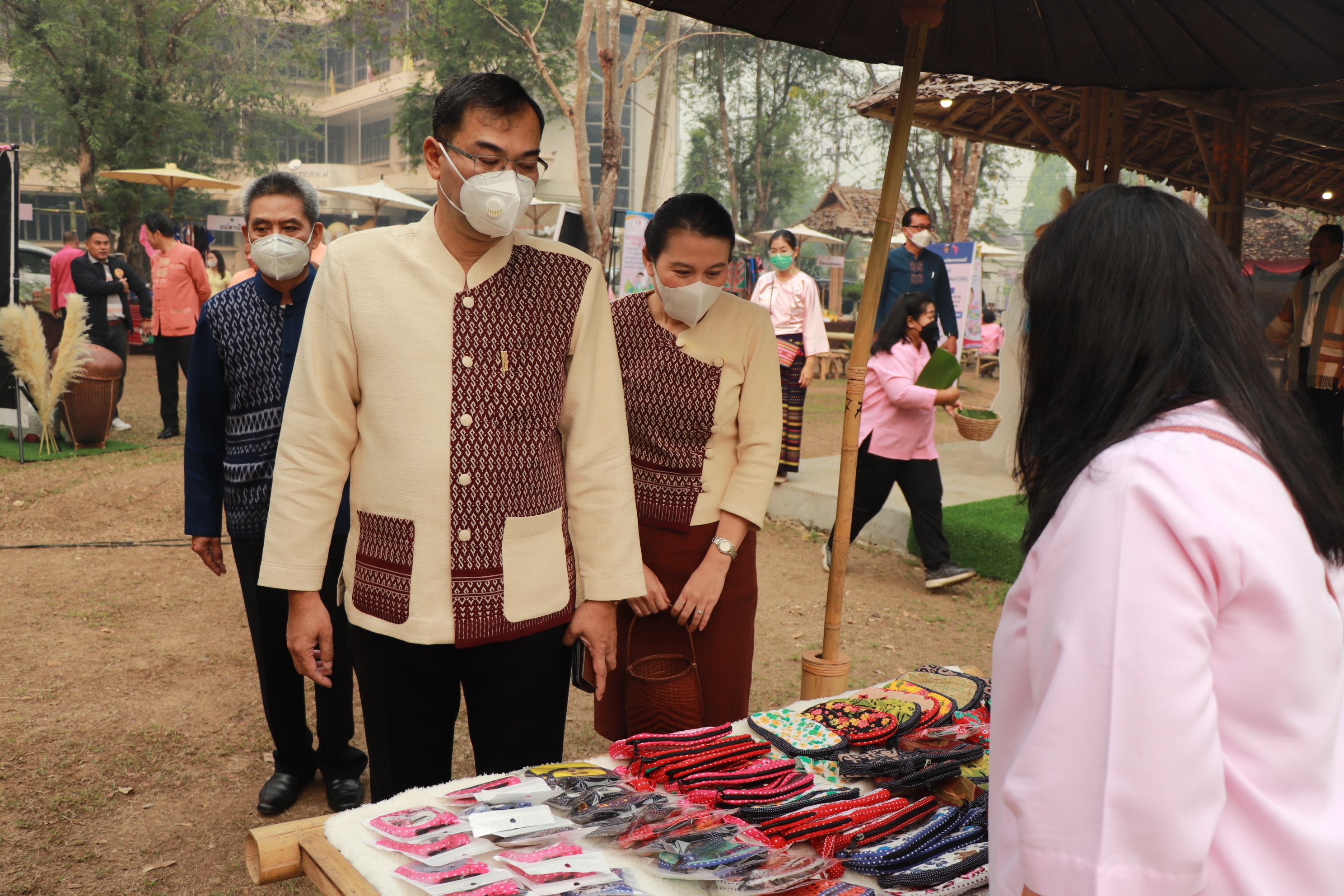 แม่ฮ่องสอนจัดตลาดชุมชนคนพอเพียงส่งเสริมช่องทางการตลาดผลิตภัณฑ์ชุมชนสร้างรายได้เพิ่ม 