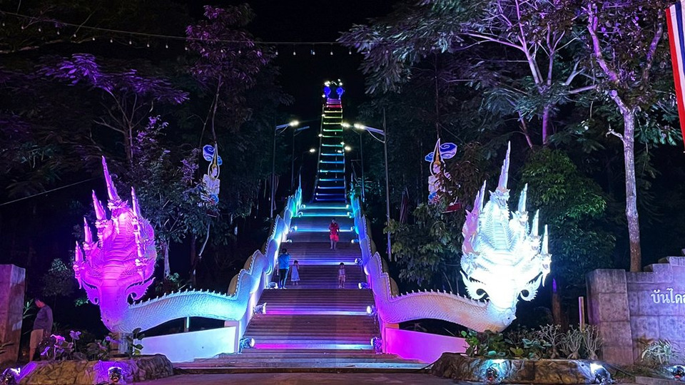วัดพุทธาวาสภูสิงห์ ประดับไฟบันไดสวรรค์ 654 ขั้น สวยงามอลังการ รับงานบุญใหญ่ "ตักบาตรเทโวโรหณะ"