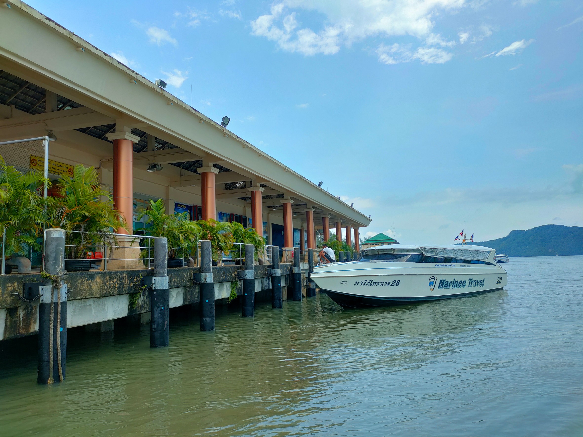 เรือโดยสารเกาะหลีเป๊ะ ยังไม่ปรับราคาค่าโดยสาร  เชื่อหากน้ำมันไม่แตะถึงลิตรละ 50 บาทก็ไม่ขึ้นราคาแน่นอน 
