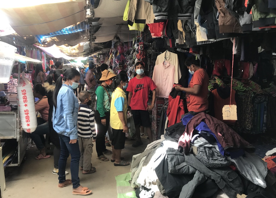 คึกคัก! ปชช.แห่ชื้อเสื้อหนาวผ้าห่มราคาถูก 'ตลาดช่องจอม' ตลาดการค้าชายแดนไทย-กัมพูชา