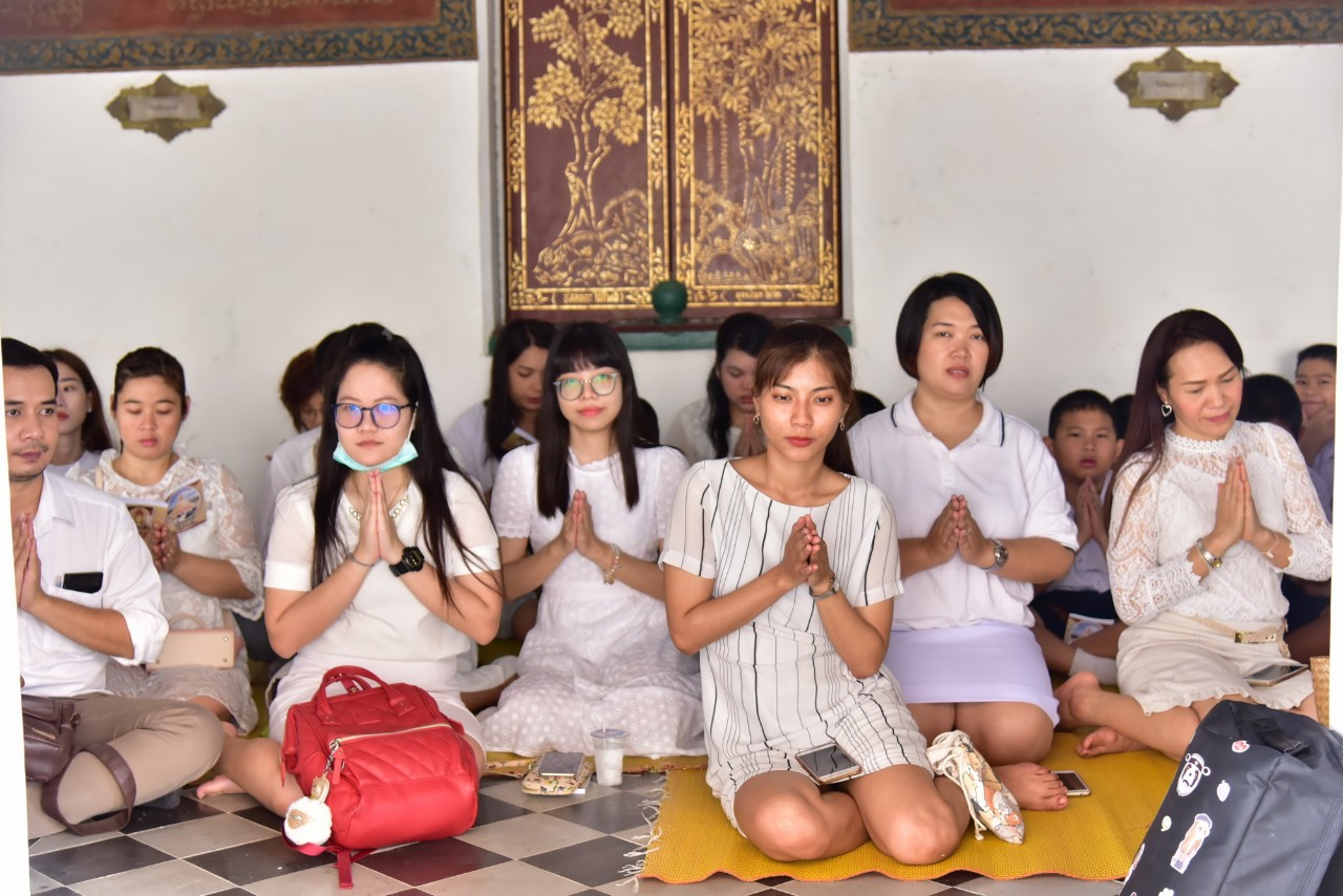 พุทธศาสนิกชนชาวจังหวัดนครปฐมร่วมพิธีบำเพ็ญกุศลและเวียนเทียนประทักษิณรอบองค์พระปฐมเจดีย์เนื่องในวันมาฆบูชา