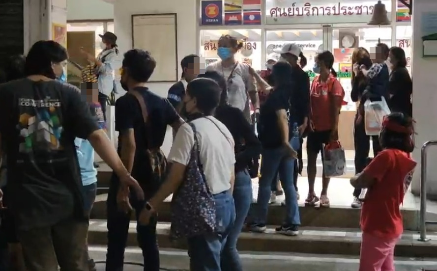บรรยากาศการปล่อยตัวชั่วคราวหลังศาลให้ประกันตัว ผู้ชุมนุมที่ถูกควบคุมตัวที่ดินแดง 