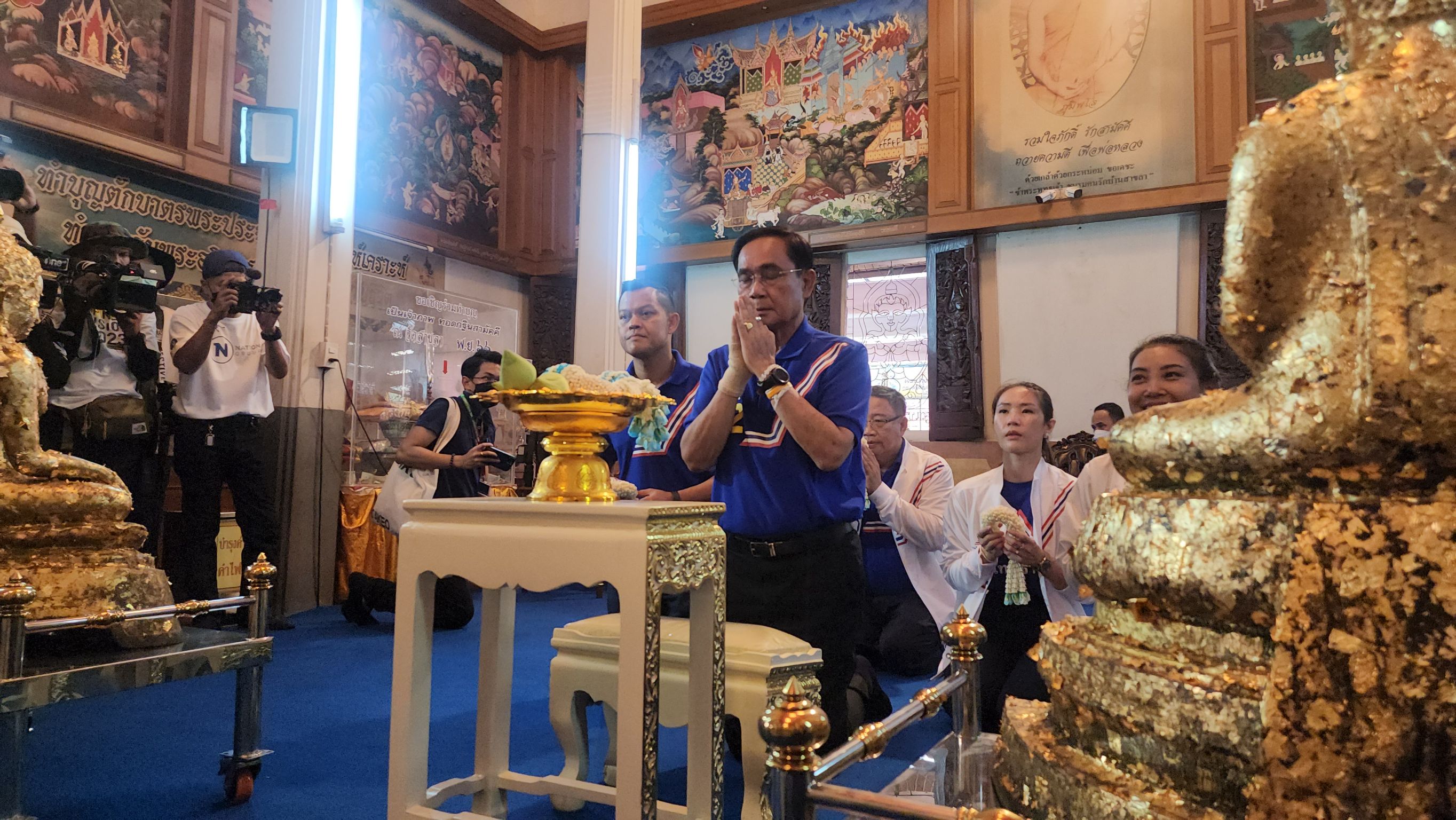 "ลุงตู่"หาเสียงพระสมุทรเจดีย์นมัสการ"หลวงพ่อโต"ห่มผ้าพระปรางค์เอน เสริมมงคล ขอเลือก"รทสช."ถล่มทลาย อย่าให้ประเทศเป็นมิคสัญญี