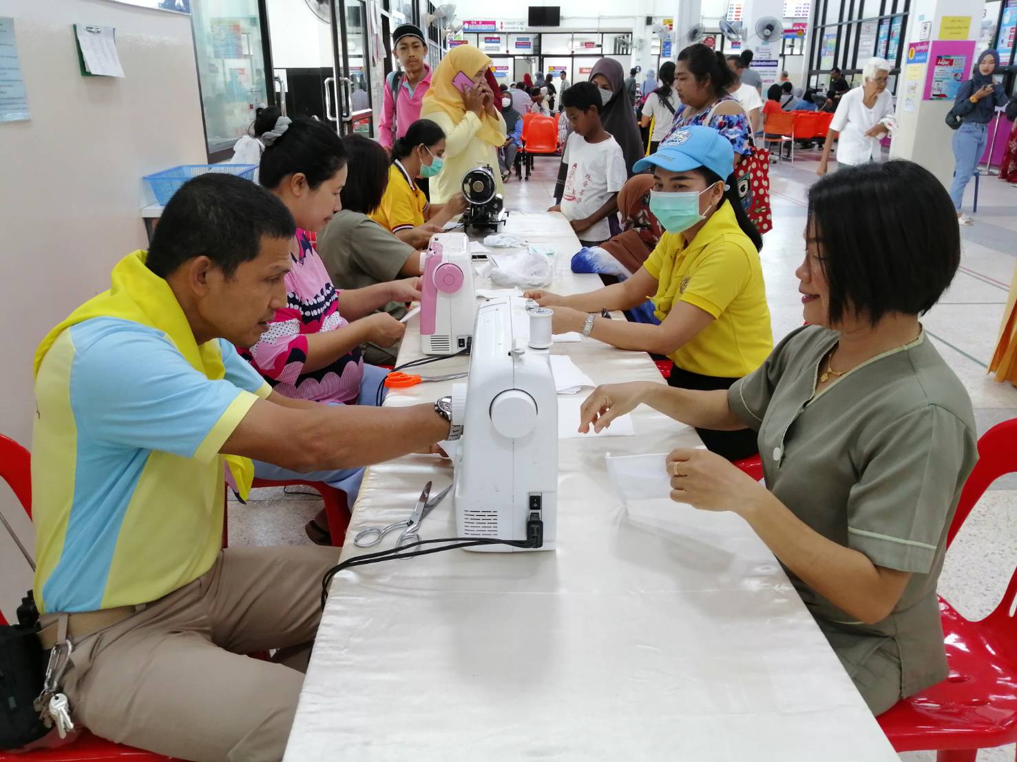 รพ.สตูลสาธิตทำหน้ากากอนามัย เพื่อแก้ปัญหาการขาดแคลน และเป็นการป้องกันโรค