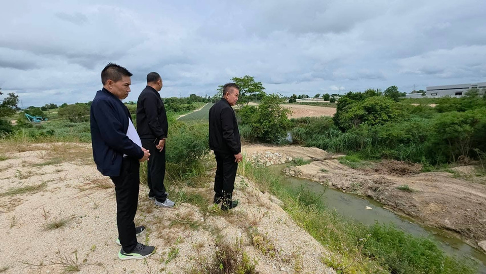 รองผู้ว่าฯ ระยอง ลุยตรวจน้ำเสียอมตะซิตี้ เร่งฟื้นคลองเน่า เยียวยา 11 ราย หวั่นตะกอนพิษตกค้าง