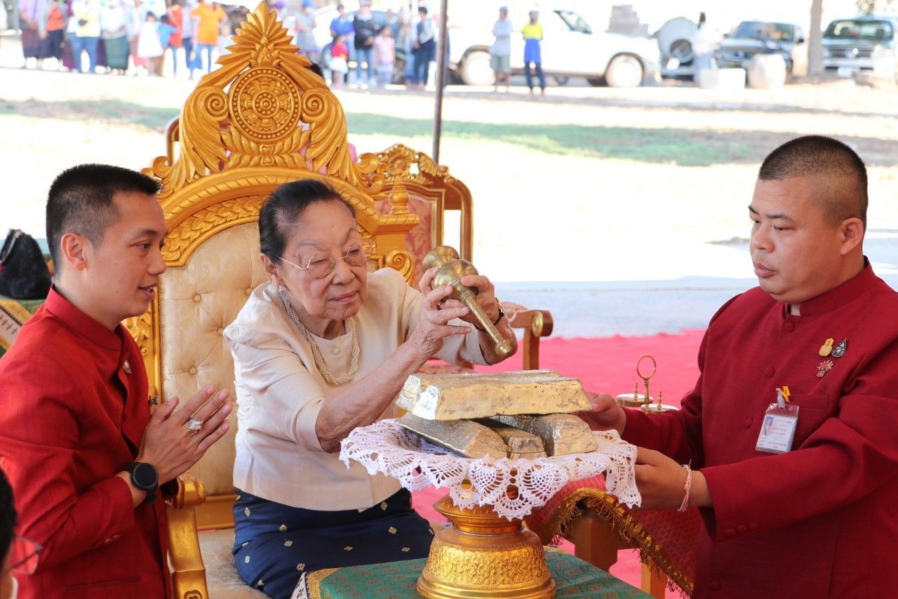 พระราชปนัดดา ในรัชกาลที่ 4 เสด็จบำเพ็ญพระกุศลประทานทอง เพื่อหล่อพระสมเด็จองค์ปฐมทรงเครื่อง และยกรวงข้าวขึ้นปราสาทรวงข้าว 