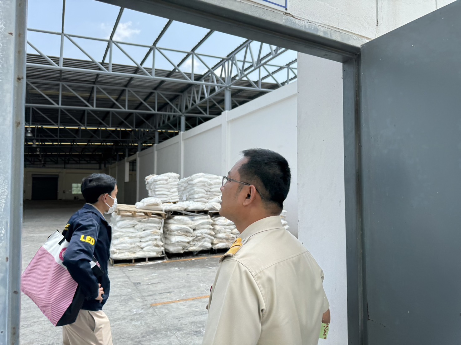 อบต.หนองบัวลุยตรวจโรงงานร้างเตรียมเสนอขนย้ายสารเคมีไปกำจัดหวั่นเป็นอันตรายต่อสิ่งแวดล้อมและชุมชน