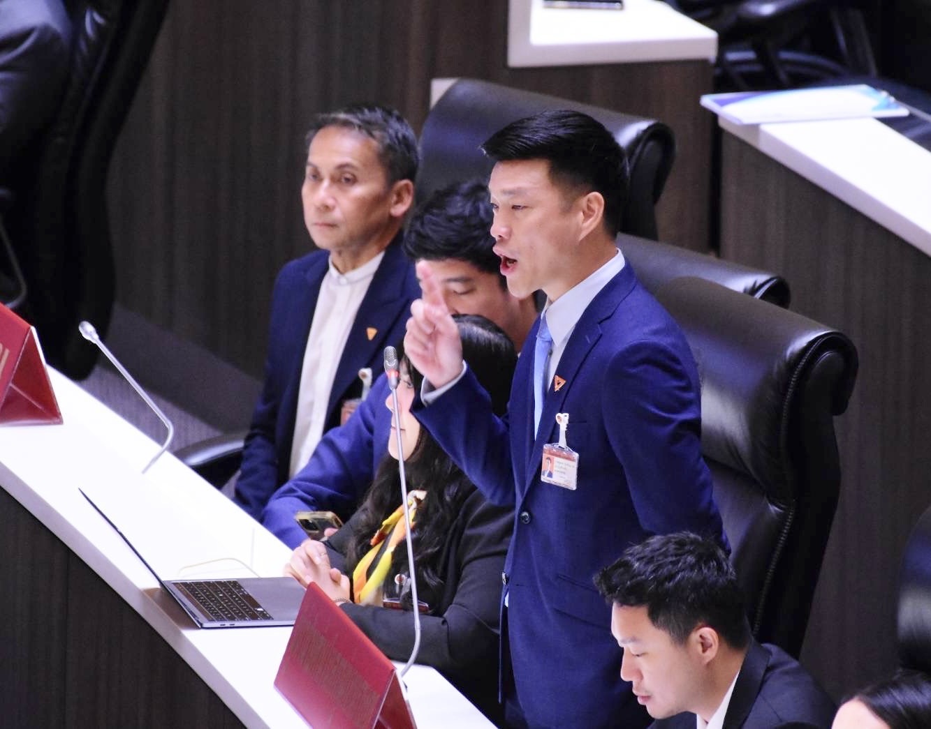 “ณัฐพงษ์” ตอกรัฐบาล จัดงบฯ 69 “ไร้ทิศ-ไร้ทาง-ไร้ภาพ” มัวแต่แก้ปัญหาขัดแย้งภายในพรรคร่วม ย้ำไม่ใช่วิกฤตการคลังแต่เป็นวิกฤตการเมือง 