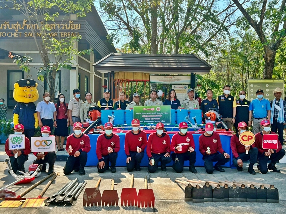 ‘ซีพี-เมจิ’ ร่วมสู้วิกฤตควันพิษต่อเนื่อง! มอบอุปกรณ์ป้องกัน-ดับไฟป่า หนุนกรมอุทยานฯ ดูแลป่าไม้อย่างยั่งยืน