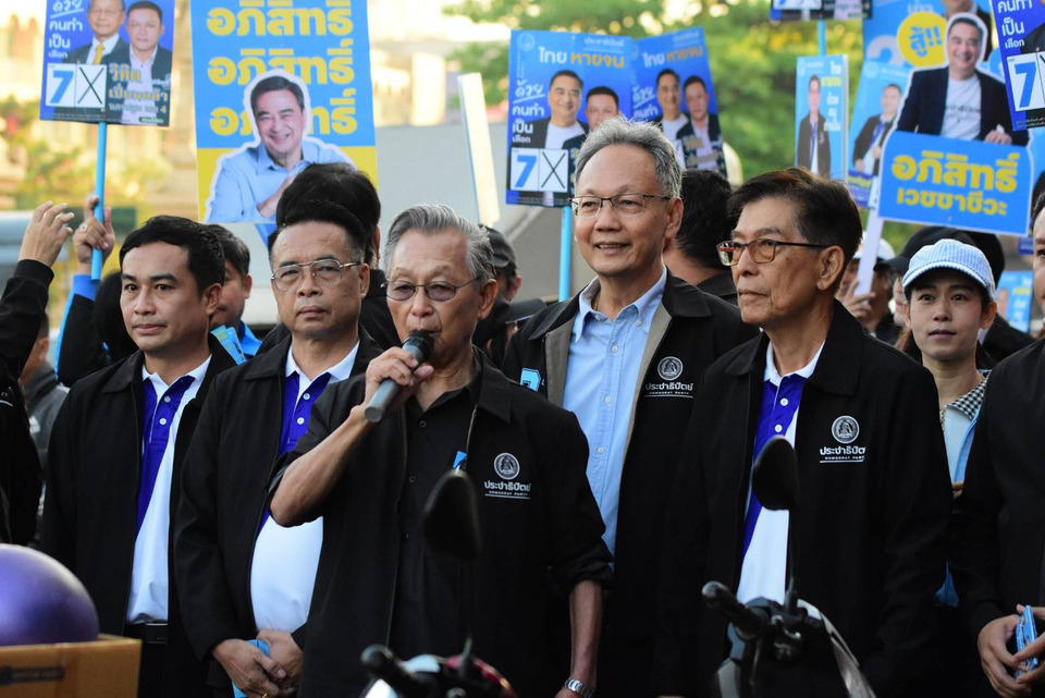 “ชวน หลีกภัย” นำทัพสีฟ้าลุย “นครปฐม-สุพรรณฯ” ชูธง “การเมืองสุจริต” อ้อนขอคะแนนคนภาคกลาง เลือก ปชป. เบอร์ 27