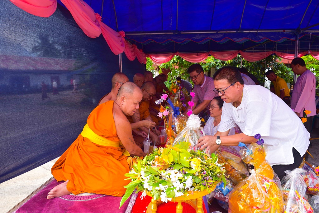จัดพิธีกั่นตอโหลง (ขอขมาพระสงฆ์) ตามประเพณีที่ปฏิบัติสืบต่อกันมา ณ วัดหมอกจำแป่ 