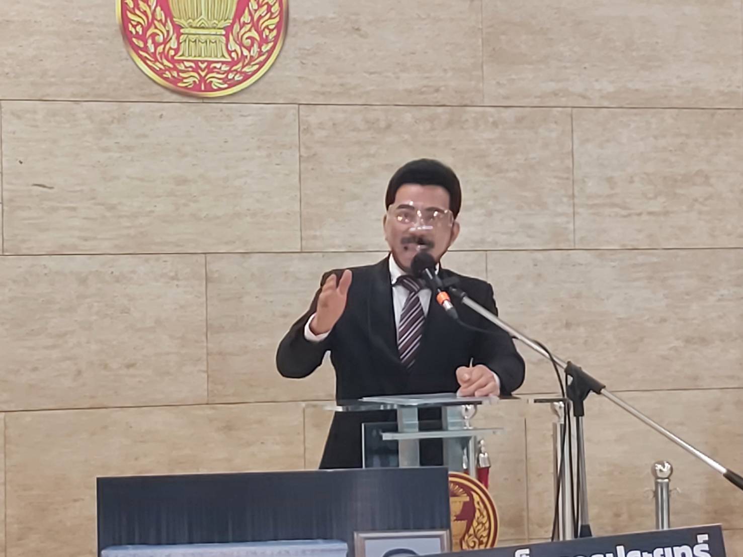 “ศรัณย์วุฒิ” อุ้ม “เทพกวนอู” แถลงสุดเจ็บปวดถูกขับข้อหา “งูเห่า” ลั่นไม่ร่วมงานเผด็จการ เผยคุย 3 พรรค “เสรีรวมไทย–พลังธรรมใหม่ – พลังปวงชนไทย”
