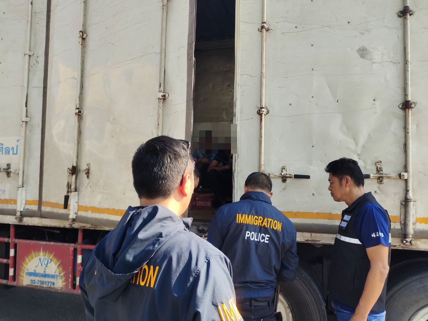 ตม.สงขลาสกัดจับรถสิบล้อดัดแปลงซุกชาวบังกลาเทศหลบหนีเข้าเมือง5คน