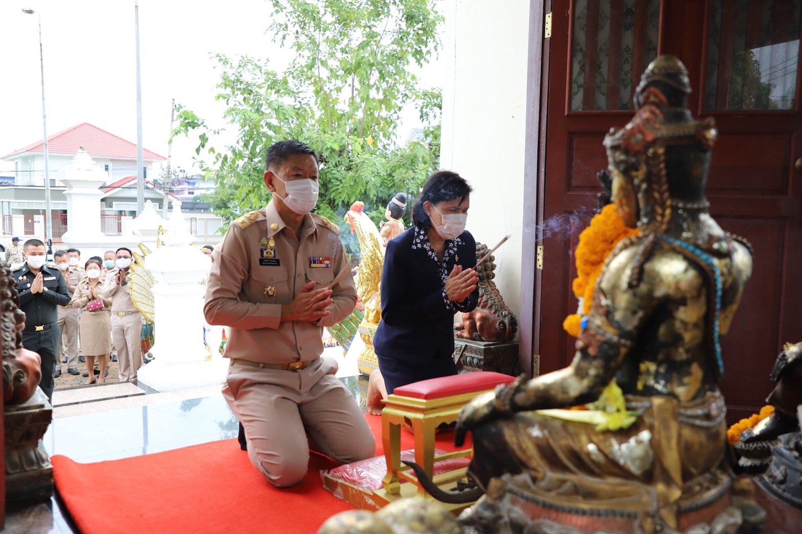 ผู้ว่าฯอ่างทองและนายกเหล่ากาชาดฯ กราบสักการะสิ่งศักดิ์สิทธิ์ประจำจังหวัด