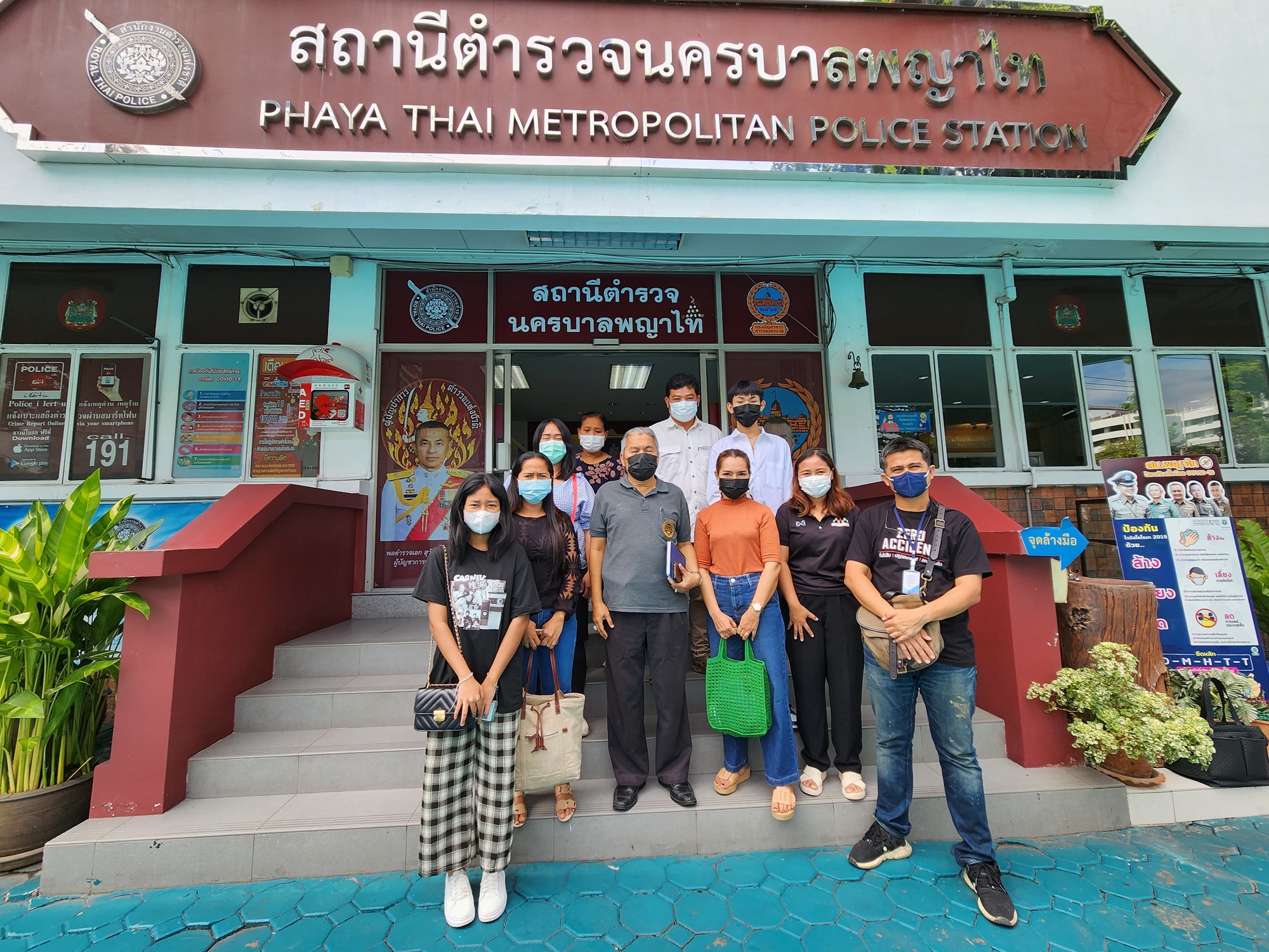 แม่เหยื่อนักเรียนสันติราษฎร์สุดช้ำ ถูกรถชนบนทางม้าลาย ฝากเงินเยียวยาไว้กับตำรวจคนละหมื่น ไร้การขอโทษ 