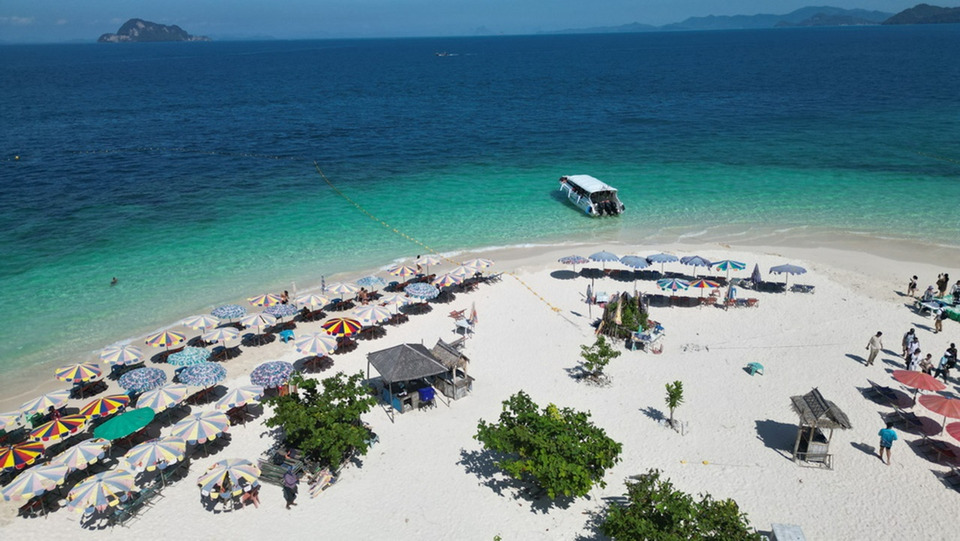 พังงาคึกคัก! ชวนเที่ยว “เกาะไข่ใน” เสน่ห์ทะเลอันดามัน น้ำใส หาดขาว นักท่องเที่ยวแน่น