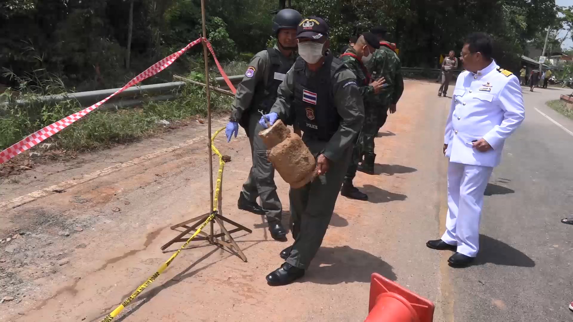 พบถังแก๊สปิคนิคต้องสงสัยคนขับรถขุดดินตักขึ้นมาจากริมถนนหน้าวัดยางทองใน 