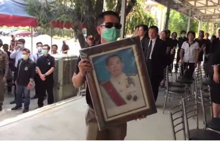 อาลัย "คณากร" พิธีฌาปนกิจที่สุสานสันกู่เหล็ก ขณะที่ นศ. จุดเทียนไว้อาลัยแล้ววางเรียงเป็นรูป ตาชั่งเอียง
