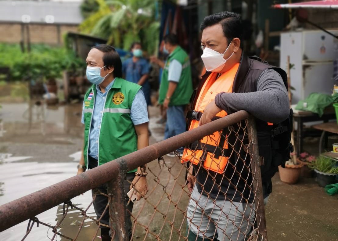 "นายกเสริฐ" นำคณะผู้บริหาร พร้อม สท.นครแม่สอด  ติดตั้งเครื่องสูบน้ำ-รถแบคโฮ ขุดลอกลำคลองสำรวจจุดน้ำท่วม