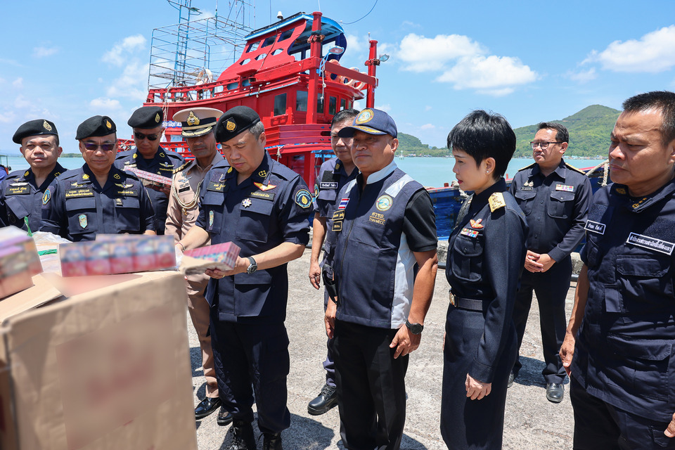 สรรพสามิต ร่วมกับ ทัพเรือภาคที่ 2 จับเรือลักลอบนำเข้าบุหรี่ผิดกฎหมายในอ่าวไทย ยึดของกลางกว่า 4 แสนซอง ประมาณค่าปรับกว่า 642 ล.